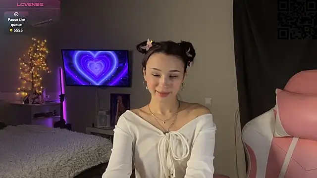 Snapshot of ella_simons chatting on December 2025 01:11:01 AM ella simons online show from December 2025 01:11:01 AM