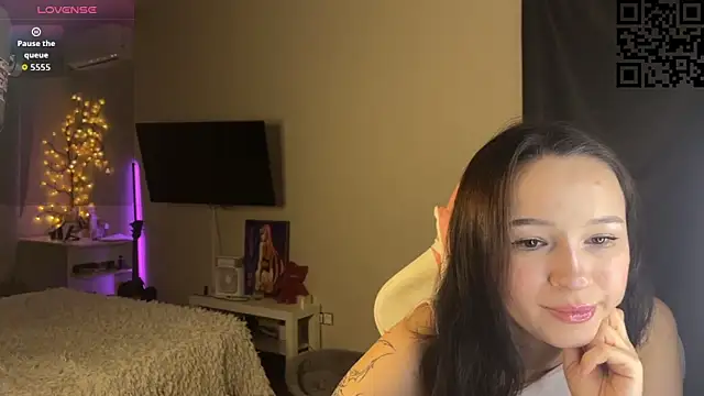 Snapshot of ella_simons chatting on December 2025 01:25:01 AM ella simons online show from December 2025 01:25:01 AM