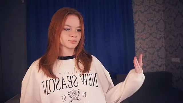 Snapshot of KarlynGow chatting on November 2025 06:46:02 AM KarlynGow online show from November 2025 06:46:02 AM