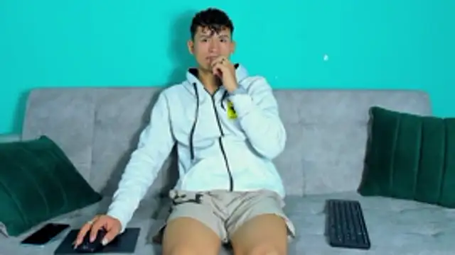 Nicolas Torres  online show from November 2025 05:18:01 AM