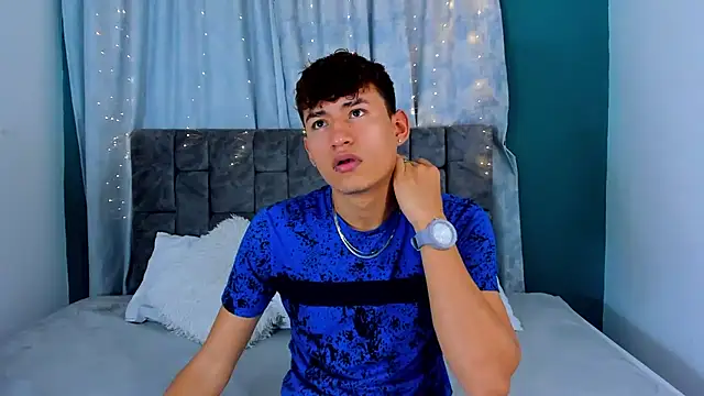 Nicolas Torres  online show from December 2025 03:45:02 AM