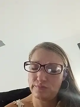 Snapshot of creamylittlecupcake chatting on October 2025 10:03:02 AM creamylittlecupcake online show from October 2025 10:03:02 AM