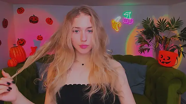 Snapshot of sassy_cutie chatting on November 2025 01:45:01 PM sassy cutie online show from November 2025 01:45:01 PM