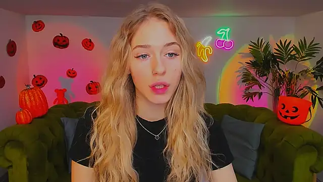 Snapshot of sassy_cutie chatting on November 2025 06:01:01 AM sassy cutie online show from November 2025 06:01:01 AM