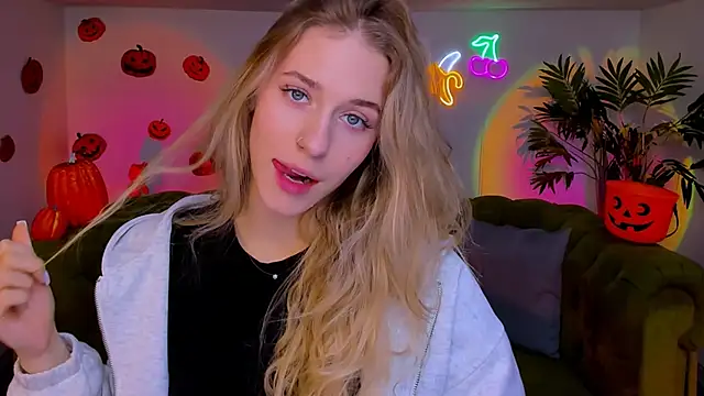 Snapshot of sassy_cutie chatting on November 2025 06:01:02 AM sassy cutie online show from November 2025 06:01:02 AM