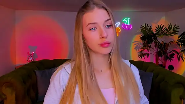 Snapshot of sassy_cutie chatting on November 2025 06:02:01 AM sassy cutie online show from November 2025 06:02:01 AM