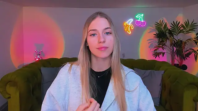 Snapshot of sassy_cutie chatting on November 2025 08:00:01 PM sassy cutie online show from November 2025 08:00:01 PM