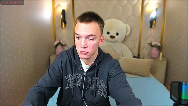 Snapshot of Derek_Banville chatting on October 2025 12:17:02 PM Derek Banville online show from October 2025 12:17:02 PM