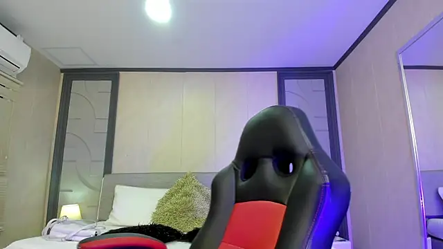 Snapshot of Nicoletta_Whitee chatting on November 2025 09:15:01 PM Nicoletta Whitee online show from November 2025 09:15:01 PM