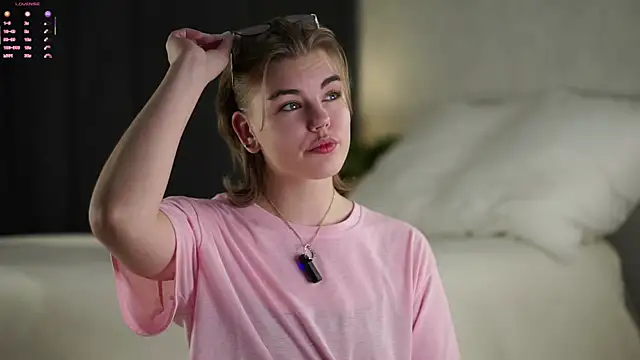 Snapshot of MelodyBaur chatting on December 2025 12:21:02 PM MelodyBaur online show from December 2025 12:21:02 PM