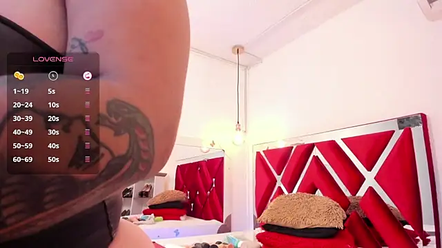 Snapshot of samantaawolf chatting on November 2025 08:33:02 PM samantaawolf online show from November 2025 08:33:02 PM