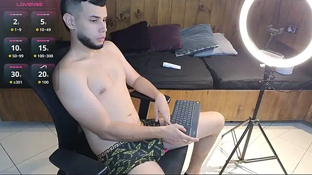 Snapshot of Maxcole_07 chatting on December 2025 07:32:01 PM Maxcole 07 online show from December 2025 07:32:01 PM