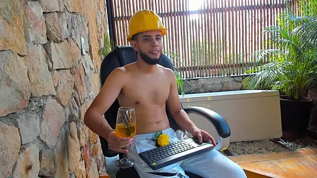 Snapshot of Maxcole_07 chatting on December 2025 08:02:01 PM Maxcole 07 online show from December 2025 08:02:01 PM