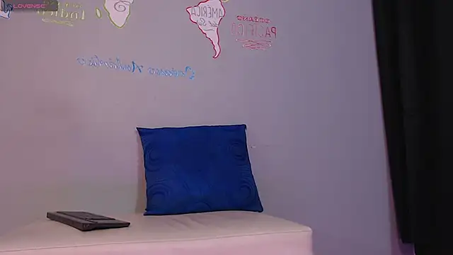 Snapshot of AngelDesire_ chatting on October 2025 01:18:01 PM AngelDesire  online show from October 2025 01:18:01 PM