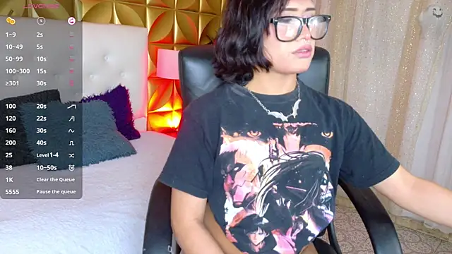 Snapshot of Velvet_Sin_ chatting on November 2025 12:32:02 AM Velvet Sin online show from November 2025 12:32:02 AM