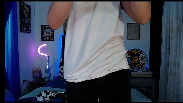 Snapshot of Yorsamm_and_friends chatting on October 2025 06:42:01 PM Yorsamm and friends online show from October 2025 06:42:01 PM