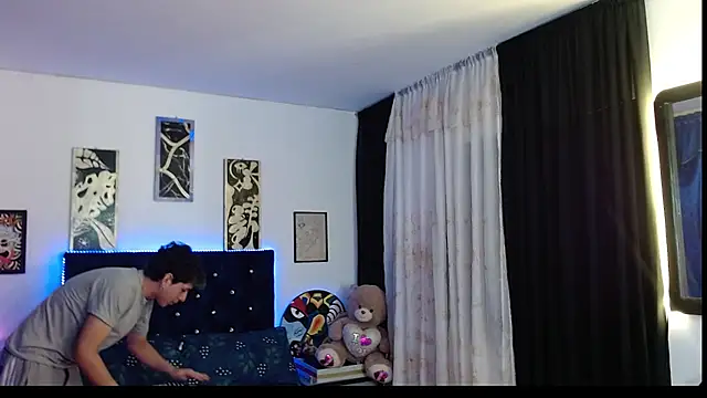 Snapshot of Yorsamm_and_friends chatting on November 2025 10:08:02 PM Yorsamm and friends online show from November 2025 10:08:02 PM