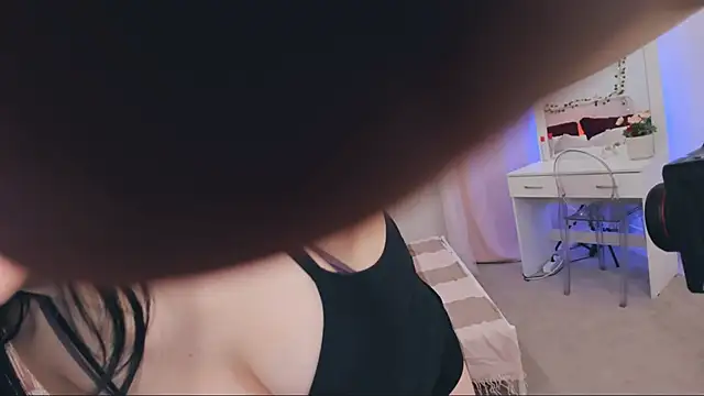 Snapshot of AriaThorn chatting on November 2025 11:10:02 AM AriaThorn online show from November 2025 11:10:02 AM