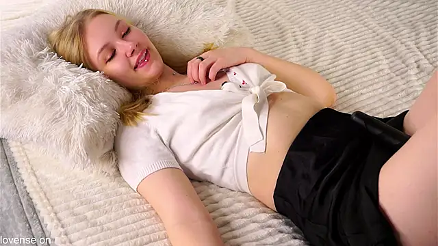 Snapshot of ElissaGlod chatting on November 2025 12:27:02 PM ElissaGlod online show from November 2025 12:27:02 PM