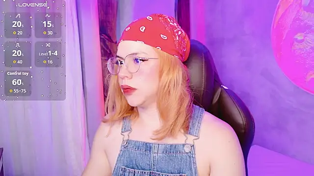 Snapshot of sussiestrawberry chatting on November 2025 10:18:01 AM sussiestrawberry online show from November 2025 10:18:01 AM