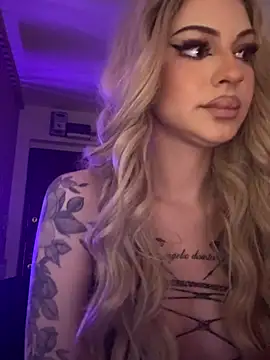 Snapshot of NovaPearl chatting on November 2025 08:33:02 PM NovaPearl online show from November 2025 08:33:02 PM