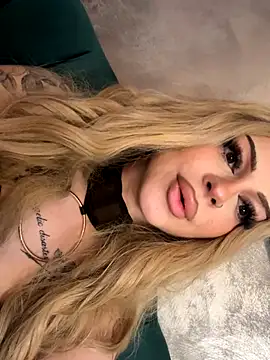 Snapshot of NovaPearl chatting on November 2025 11:15:01 PM NovaPearl online show from November 2025 11:15:01 PM