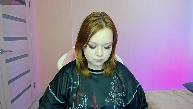 Snapshot of Lovly_Vixen chatting on October 2025 07:40:01 AM Lovly Vixen online show from October 2025 07:40:01 AM