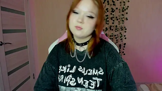 Snapshot of Lovly_Vixen chatting on October 2025 08:33:02 AM Lovly Vixen online show from October 2025 08:33:02 AM