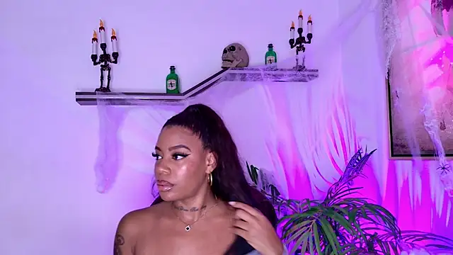 Snapshot of loana_vegas chatting on October 2025 04:08:02 PM loana vegas online show from October 2025 04:08:02 PM