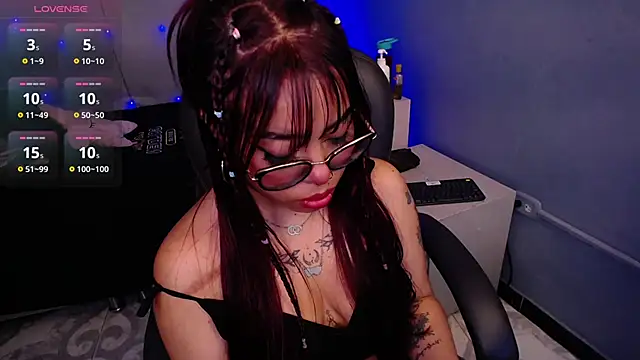 Snapshot of LittleNathy_ chatting on November 2025 11:45:01 AM LittleNathy online show from November 2025 11:45:01 AM