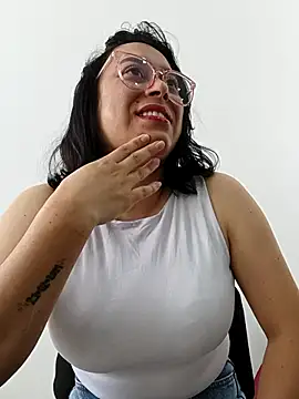 Snapshot of Caroline-17 chatting on November 2025 01:29:02 PM Caroline-17 online show from November 2025 01:29:02 PM