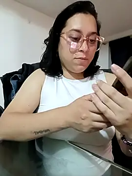 Snapshot of Caroline-17 chatting on November 2025 01:33:02 AM Caroline-17 online show from November 2025 01:33:02 AM