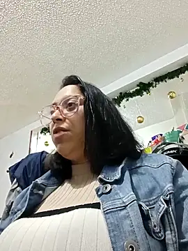 Snapshot of Caroline-17 chatting on December 2025 12:18:01 AM Caroline-17 online show from December 2025 12:18:01 AM