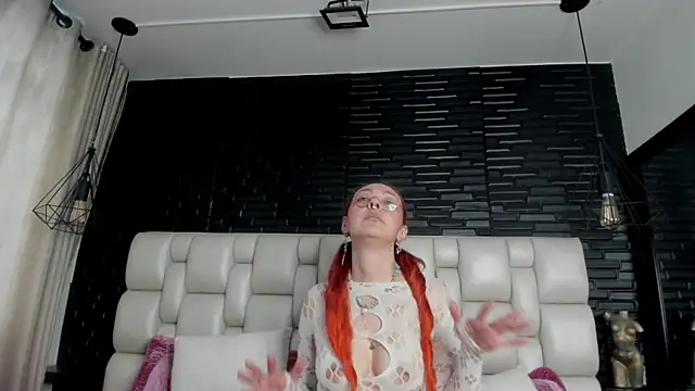 Snapshot of EmilyyRed chatting on October 2025 07:52:01 PM EmilyyRed online show from October 2025 07:52:01 PM