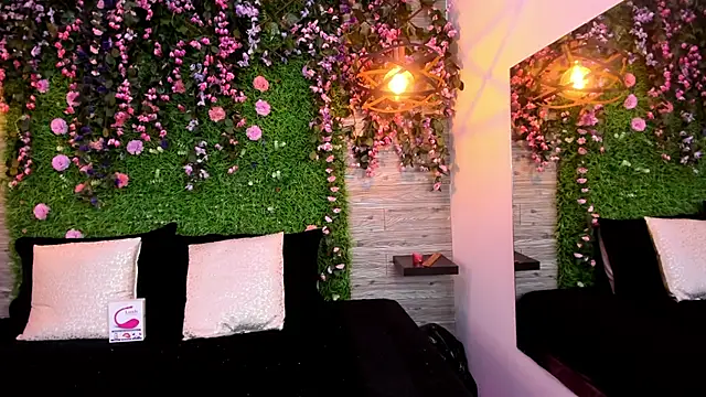 Snapshot of EmilyyRed chatting on November 2025 09:13:02 PM EmilyyRed online show from November 2025 09:13:02 PM