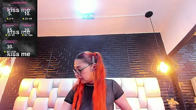 Snapshot of EmilyyRed chatting on November 2025 08:40:02 PM EmilyyRed online show from November 2025 08:40:02 PM