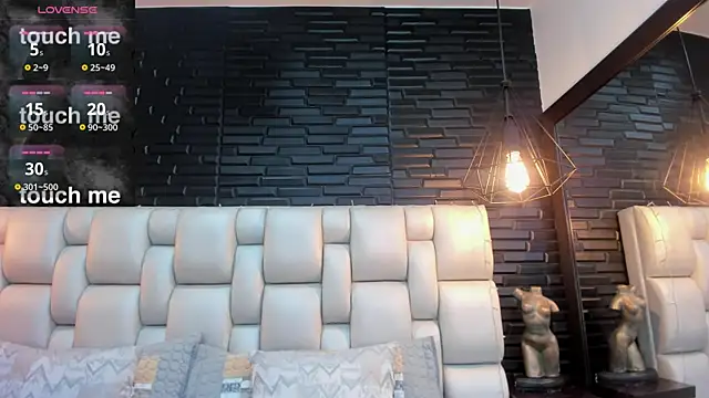 Snapshot of EmilyyRed chatting on December 2025 08:03:02 PM EmilyyRed online show from December 2025 08:03:02 PM