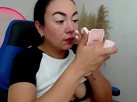 Snapshot of Yadis_hot chatting on November 2025 09:02:01 PM Yadis hot online show from November 2025 09:02:01 PM