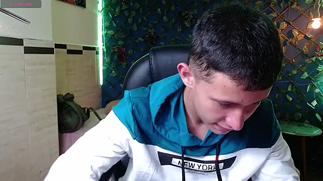 Snapshot of Garuo_18 chatting on November 2025 03:12:02 AM Garuo 18 online show from November 2025 03:12:02 AM