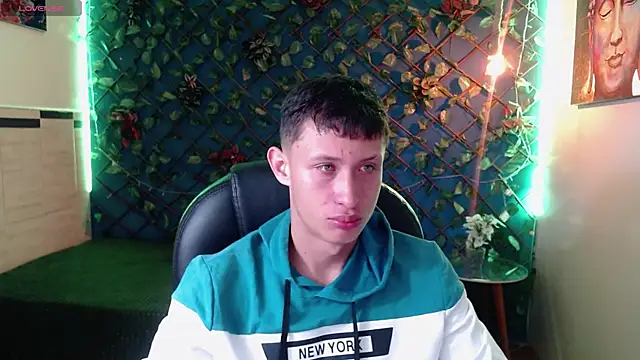 Snapshot of Garuo_18 chatting on November 2025 03:20:01 AM Garuo 18 online show from November 2025 03:20:01 AM