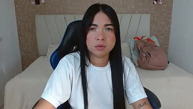 Snapshot of AliceSmity_ chatting on November 2025 06:01:01 PM AliceSmity online show from November 2025 06:01:01 PM