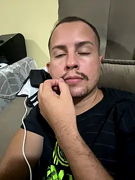 Snapshot of Honorat1 chatting on November 2025 10:43:02 PM Honorat1 online show from November 2025 10:43:02 PM