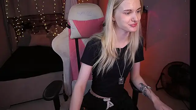 Snapshot of MonicaVelen chatting on October 2025 06:48:01 AM MonicaVelen online show from October 2025 06:48:01 AM