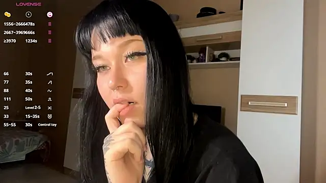 Snapshot of LaurenOveson chatting on November 2025 10:20:01 AM LaurenOveson online show from November 2025 10:20:01 AM