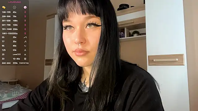 Snapshot of LaurenOveson chatting on November 2025 10:37:01 AM LaurenOveson online show from November 2025 10:37:01 AM