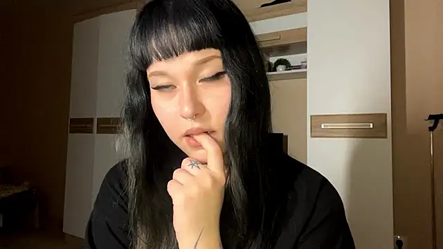 Snapshot of LaurenOveson chatting on November 2025 05:27:01 PM LaurenOveson online show from November 2025 05:27:01 PM