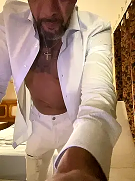 Snapshot of latino2211 chatting on November 2025 10:54:02 PM latino2211 online show from November 2025 10:54:02 PM