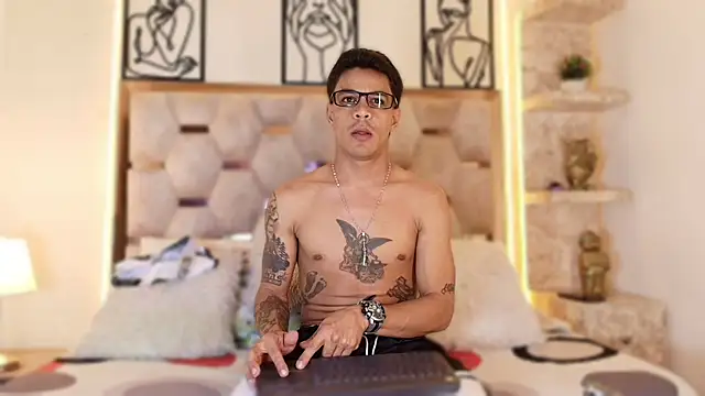 Snapshot of Andrew_Haalls chatting on November 2025 08:49:01 PM Andrew Haalls online show from November 2025 08:49:01 PM