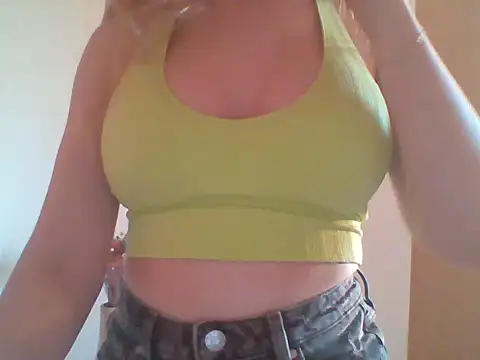 Snapshot of CandyBeeZZ chatting on October 2025 02:43:02 PM CandyBeeZZ online show from October 2025 02:43:02 PM