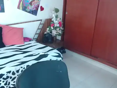 Snapshot of EmmilyConnor chatting on November 2025 01:44:02 PM EmmilyConnor online show from November 2025 01:44:02 PM